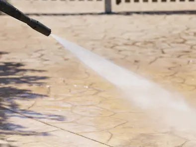 Lavado del hormigón impreso utilizando agua a alta presión